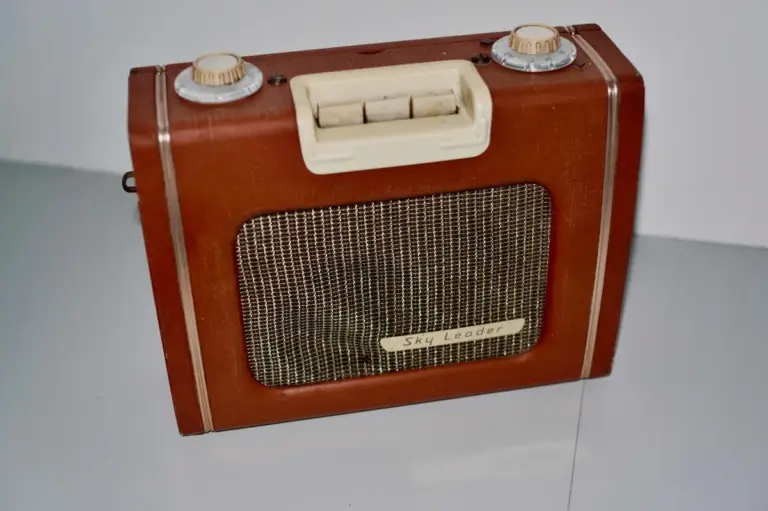 Image of the Ever Ready Sky Leader transistor radio from 1958